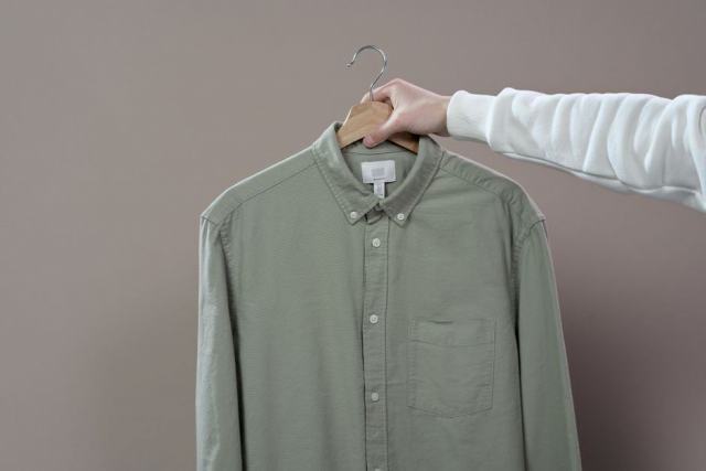 Preparer ses tenues avant une seance photo Vetements poses sur un cintre avant une seance photo en studio